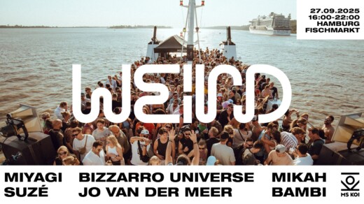 Boot mit vielen Menschen auf dem Deck - Schrift WEIRD