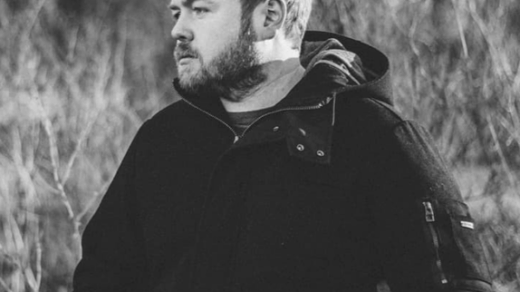 ROBERT JOHN HOPE mit schwarzem Pullover in schwarz-weiß