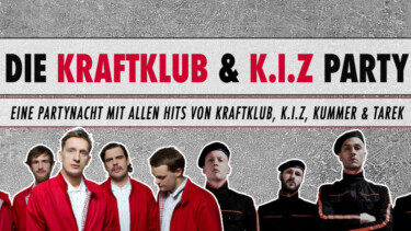 Schriftzug 'DIE KRAFTKLUB & K.I.Z PARTY' in Schwarz und Rot, darunter Text 'EINE PARTYNACHT MIT ALLEN HITS VON KRAFTKLUB, K.I.Z, KUMMER & TAREK' auf grauem Hintergrund mit Betonstruktur.