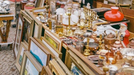 Bilderrahmen und Kerzenständer und andere Sachen auf einem Verkaufstisch