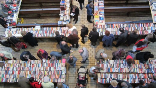 Bücherstände und Personen aus der Vogelperspektive