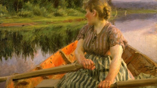 Gemälde: Eine Frau sitzt in einem orangefarbenen Ruderboot auf einem ruhigen Gewässer. Sie trägt ein gestreiftes Oberteil und einen gestreiften Rock. Im Hintergrund sind Bäume und ein See zu sehen.