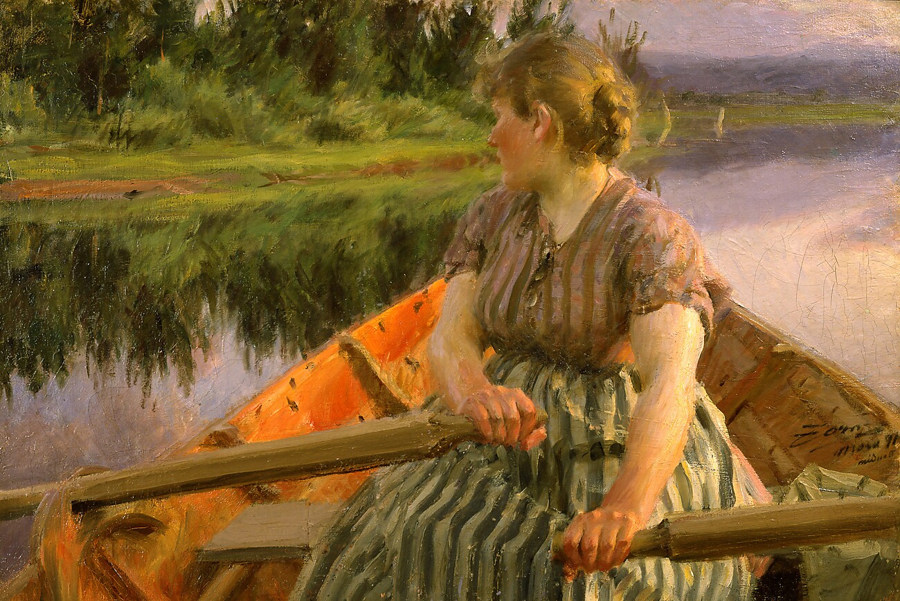 Gemälde: Eine Frau sitzt in einem orangefarbenen Ruderboot auf einem ruhigen Gewässer. Sie trägt ein gestreiftes Oberteil und einen gestreiften Rock. Im Hintergrund sind Bäume und ein See zu sehen.