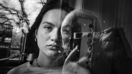 Schwarz weiß Bild Frau im Zentrum -Bild wie ein Mann fotografiert darübergelegt