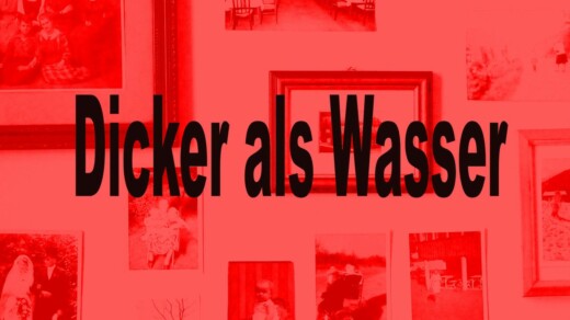 Wand mit mehreren gerahmten Schwarz-Weiß-Fotografien und dem Text 'Dicker als Wasser' in großer schwarzer Schrift.