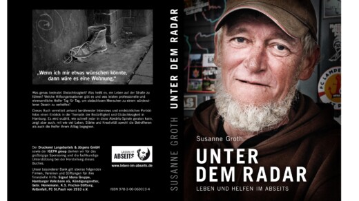 Buchcover zeigt einen Mann mit grauem Bart und rotem Schal vor einer Wand mit Graffiti, daneben ein Schwarz-Weiß-Foto eines einzelnen Stiefels auf einem Gehweg.