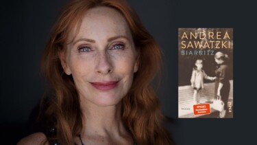Die Autorin mit langen, roten Haaren steht links. Rechts ist das Buch 'BIARRITZ' von Andrea Sawatzki abgebildet, mit einem Bild von zwei Personen auf dem Cover.
