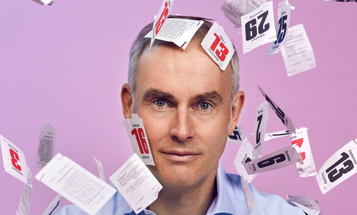 Johann König im Portrait und fliegenden Karten