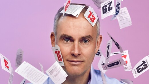 Johann König im Portrait und fliegenden Karten