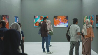 Personen in einer Kunstausstellung