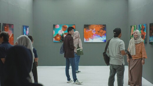 Personen in einer Kunstausstellung
