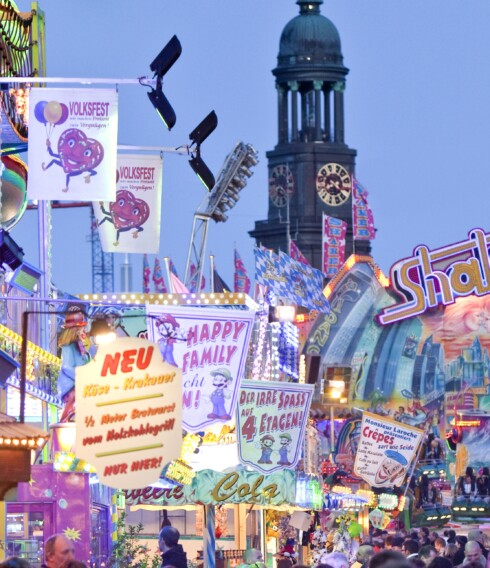 Der Hamburger Dom zur blauen Stunde