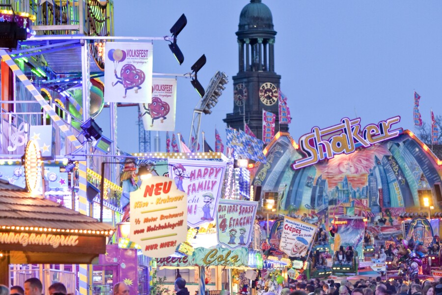 Der Hamburger Dom zur blauen Stunde