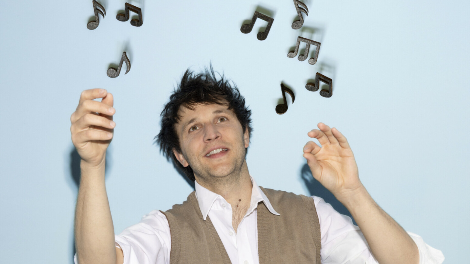 Mann mit fliegenden Musiknoten