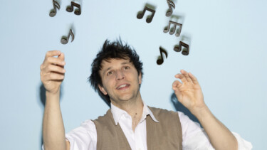 Mann mit fliegenden Musiknoten