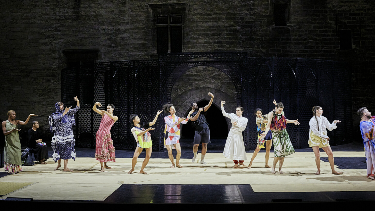 Das Zürcher Dance Ensemble bringt mit Trajal Harrells Choreografie „The Romeo“ eine besondere Inszenierung auf die Kampnagel-Bühne in Hamburg