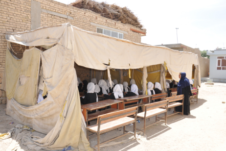 Unterrichtsszene aus der staatlichen Grund- und Mittelschule Khwaja Boghra in Kabul 