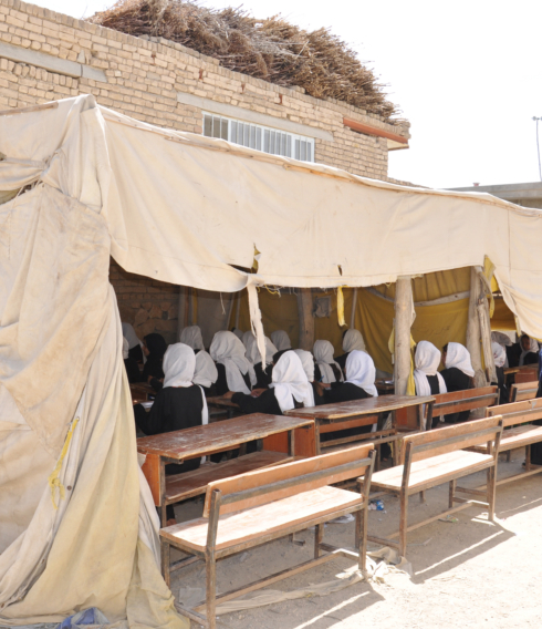 Unterrichtsszene aus der staatlichen Grund- und Mittelschule Khwaja Boghra in Kabul 