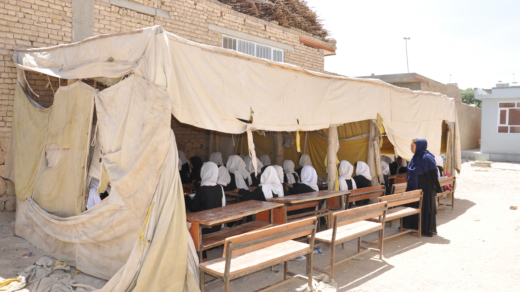 Unterrichtsszene aus der staatlichen Grund- und Mittelschule Khwaja Boghra in Kabul 