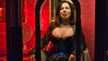 Manuela Freitag  an ihrem Fenster in der Herbertstraﬂe