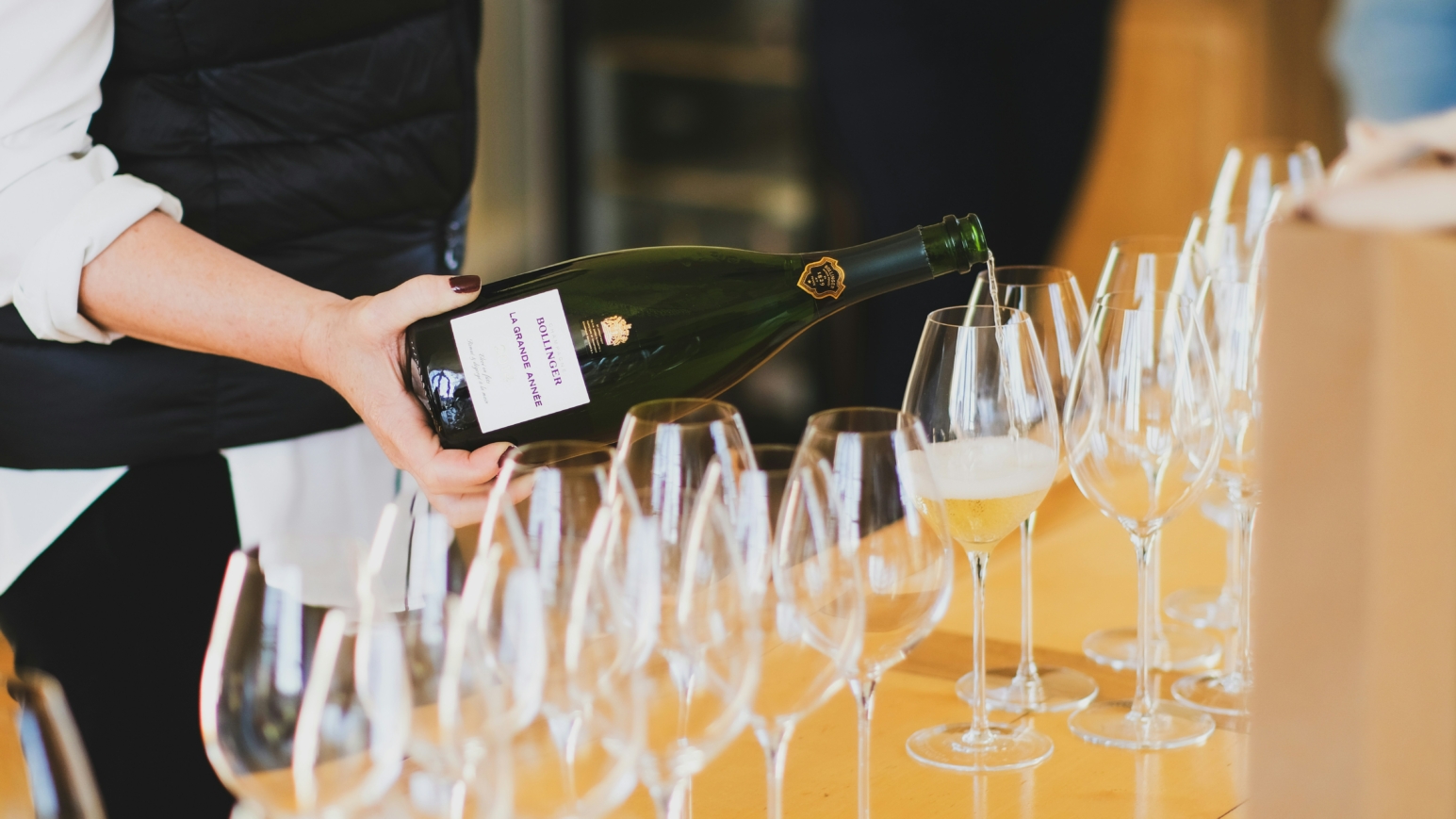 Pünktlich um Null Uhr wird auf allen Silvesterpartys in Hamburg euphorisch auf das neue Jahr angestoßen