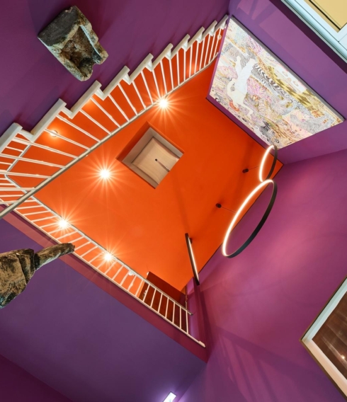 Die Werke der unterschiedlichen Künstlerinnen und Künstler werden spektakulär an bunten Wänden präsentiert