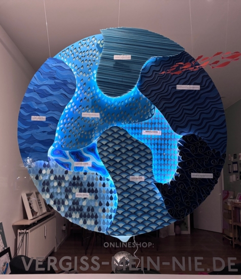 Das Schaufenster der Traueragentur „Vergiss Mein Nie“ kann so noch bis zum 11. Dezember bestaunt werden