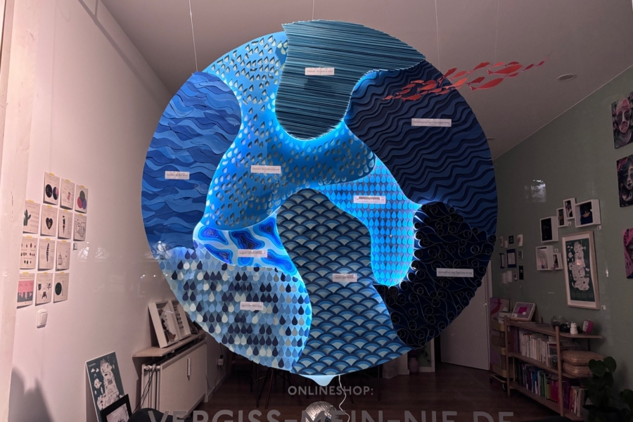 Das Schaufenster der Traueragentur „Vergiss Mein Nie“ kann so noch bis zum 11. Dezember bestaunt werden