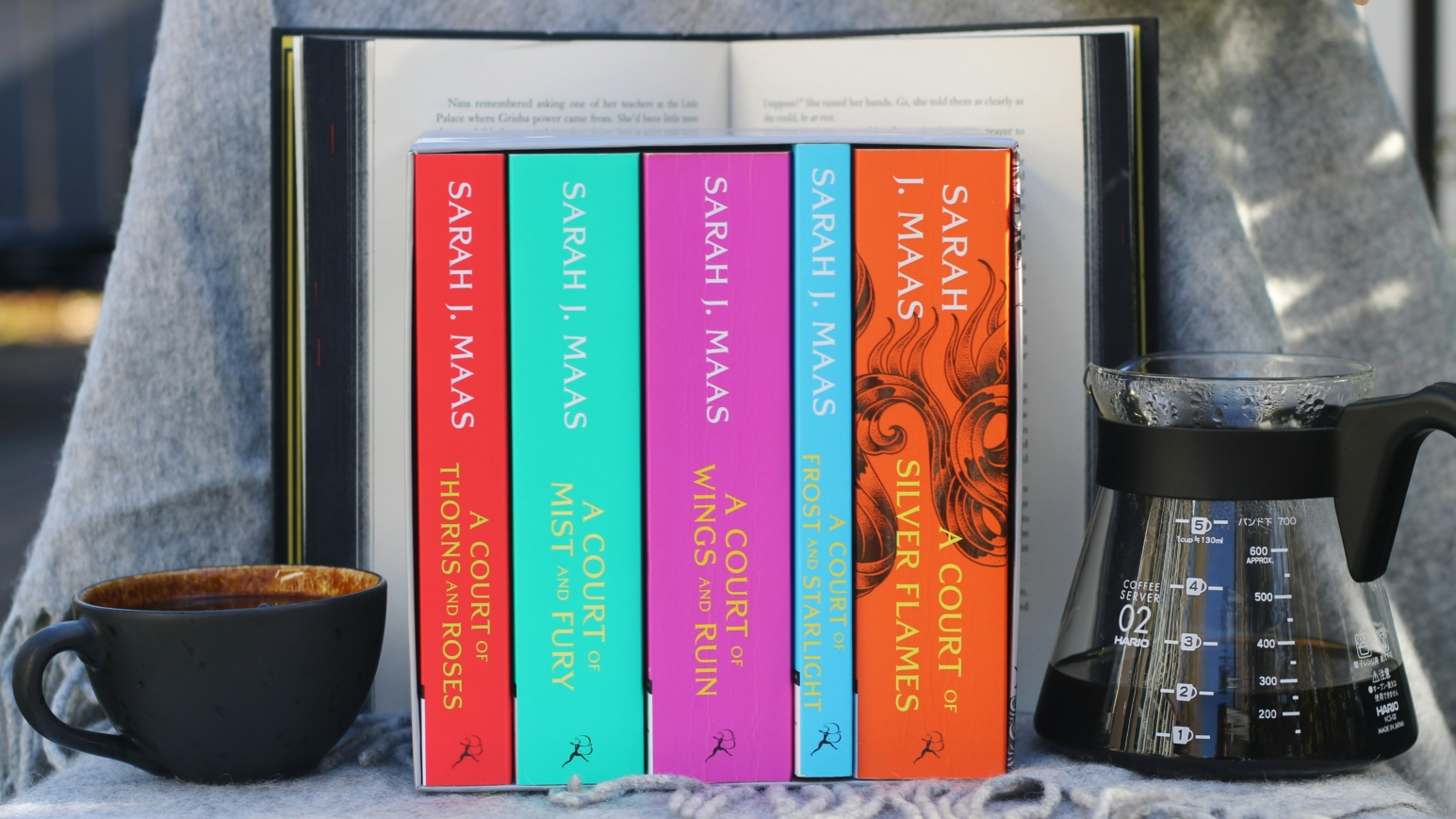 Die Fantasy-Reihe „Das Reich der sieben Höfe“ (englisch: „A Court of Throns and Roses“) von Sara J. Maas gehört zu den erfolgreichsten auf TikTok