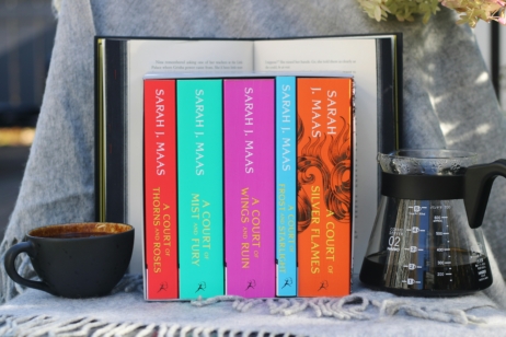 Die Fantasy-Reihe „Das Reich der sieben Höfe“ (englisch: „A Court of Throns and Roses“) von Sara J. Maas gehört zu den erfolgreichsten auf TikTok