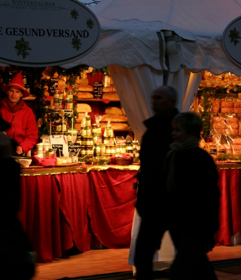 Die Stände des Weinachtsmarktes Weißerzauber auf dem Jungfernstieg haben ab dem 18. November wieder geöffnet