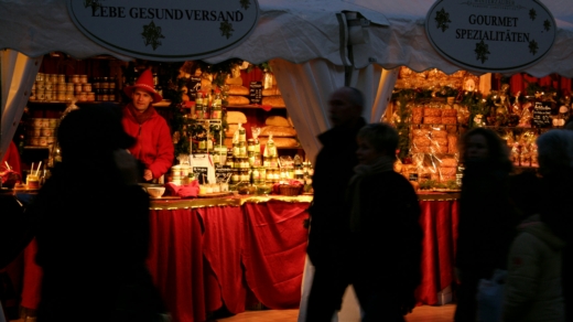 Die Stände des Weinachtsmarktes Weißerzauber auf dem Jungfernstieg haben ab dem 18. November wieder geöffnet
