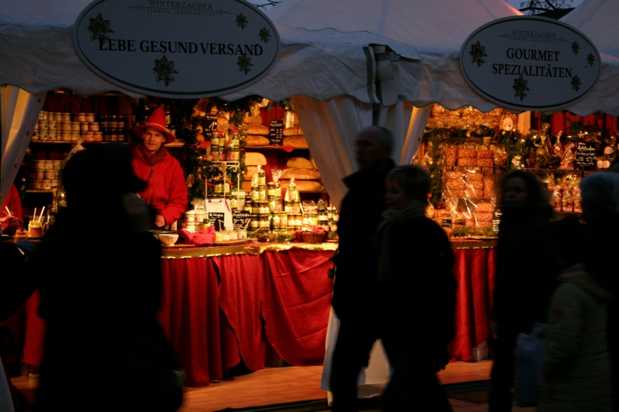 Die Stände des Weinachtsmarktes Weißerzauber auf dem Jungfernstieg haben ab dem 18. November wieder geöffnet