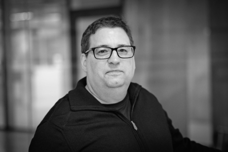 Schwarz Weiss Aufnahme des Autors Sven Weiss