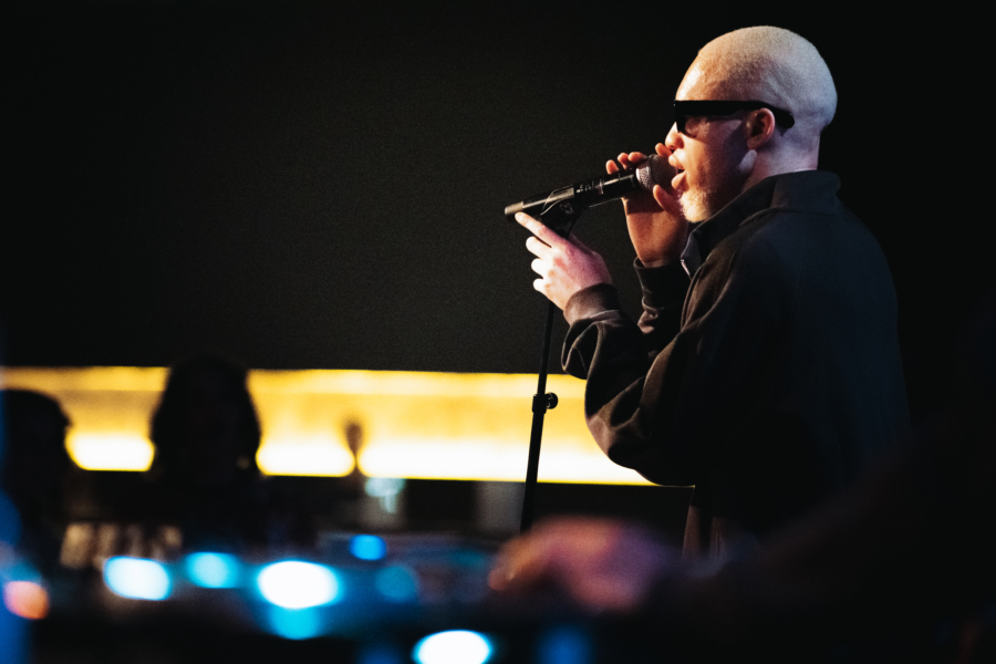 Seitenprofilaufnahme eines Sängers, der auf der Bühne performt.