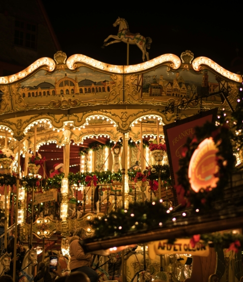 weihnachtliches Kinderkarussell mit märchenhafter Beleuchtung
