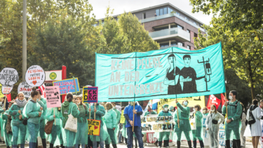 Wer kümmert sich um die Kümmerer? Eine Demo des „Hamburger Bündnis für mehr Personal“ gegen den Pflegenotstand in Krankenhäusern