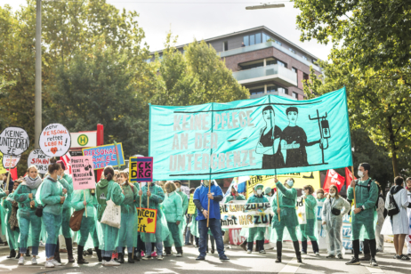 Wer kümmert sich um die Kümmerer? Eine Demo des „Hamburger Bündnis für mehr Personal“ gegen den Pflegenotstand in Krankenhäusern