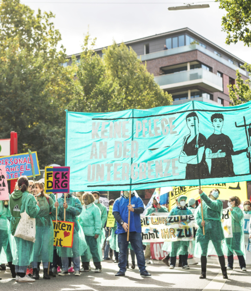 Wer kümmert sich um die Kümmerer? Eine Demo des „Hamburger Bündnis für mehr Personal“ gegen den Pflegenotstand in Krankenhäusern
