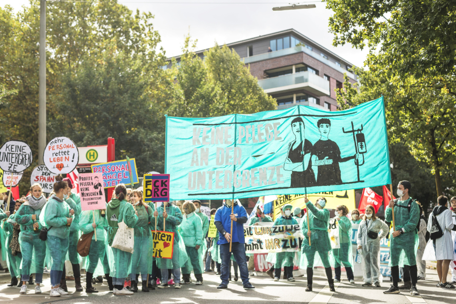Wer kümmert sich um die Kümmerer? Eine Demo des „Hamburger Bündnis für mehr Personal“ gegen den Pflegenotstand in Krankenhäusern