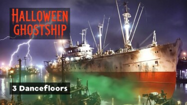 Altes Schiff mit rotem Rumpf und Masten bei Nacht, grüner Nebel auf dem Wasser, Blitz am Himmel, Text 'HALLOWEEN GHOSTSHIP' und '3 Dancefloors'