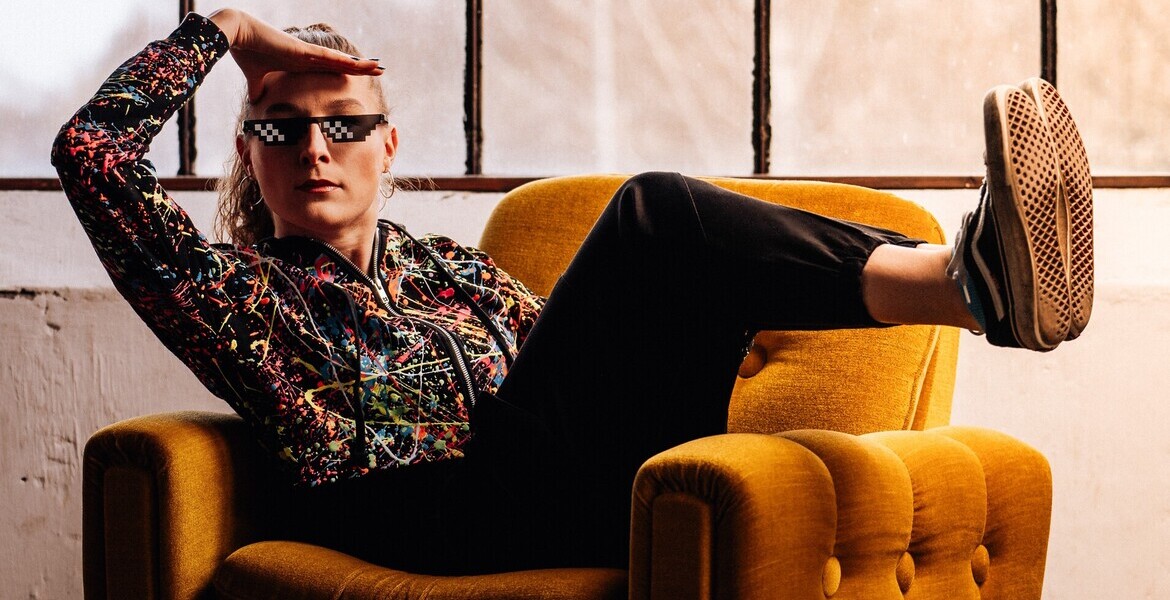 MICHAL liegend auf einem Stuhl