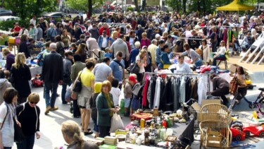 Menschenmenge auf einem großen Platz - Flohmarkt