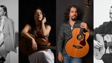 Vier Personen mit Akustikgitarren in verschiedenen Posen vor dunklem Hintergrund, jeweils mit unterschiedlicher Kleidung und Frisur.