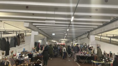 Ein großer Bereich mit Ständen und Menschen (Flohmarkt)