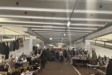 Ein großer Bereich mit Ständen und Menschen (Flohmarkt)