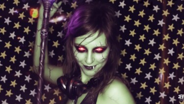 Animation - Person verkleidet mit schwarzer Perücke und grüner Haut und roten leuchtenden Augen