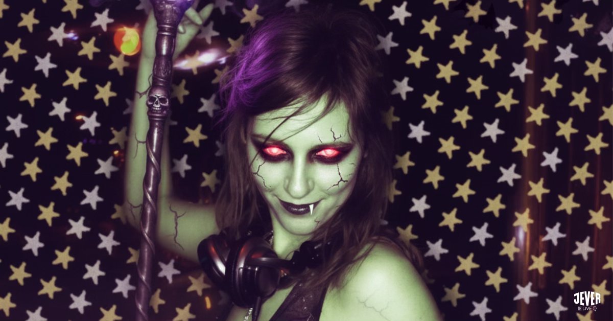 Animation - Person verkleidet mit schwarzer Perücke und grüner Haut und roten leuchtenden Augen