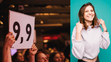 Person hält Schild mit der Zahl '9,9' in schwarzer Schrift auf weißem Papier hoch, weitere Personen im Hintergrund.