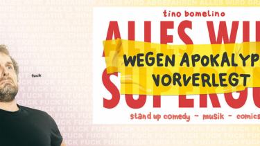 Mann mit schwarzem T-Shirt vor weißem Hintergrund, daneben roter Text 'ALLES WIRD SUPERGUT' mit gelbem Balken und schwarzer Aufschrift 'WEGEN APOKALYPSE VORVERLEGT', darunter 'stand up comedy - musik - comics'.